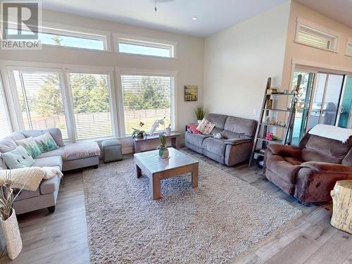 3953 Eagle Ridge Place, Powell River, BC - Indoor Photo Showing Living Room