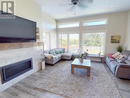 3953 Eagle Ridge Place, Powell River, BC - Indoor Photo Showing Living Room With Fireplace