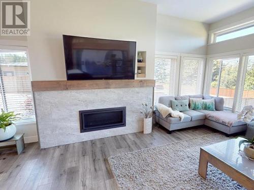 3953 Eagle Ridge Place, Powell River, BC - Indoor Photo Showing Living Room With Fireplace