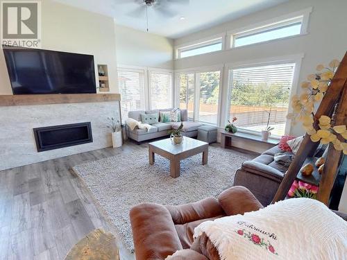 3953 Eagle Ridge Place, Powell River, BC - Indoor Photo Showing Living Room With Fireplace