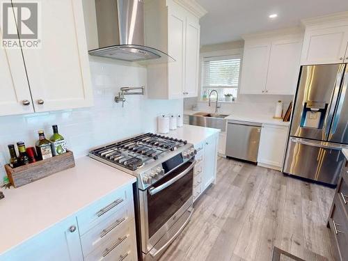 3953 Eagle Ridge Place, Powell River, BC - Indoor Photo Showing Kitchen With Upgraded Kitchen