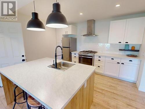 3953 Eagle Ridge Place, Powell River, BC - Indoor Photo Showing Kitchen