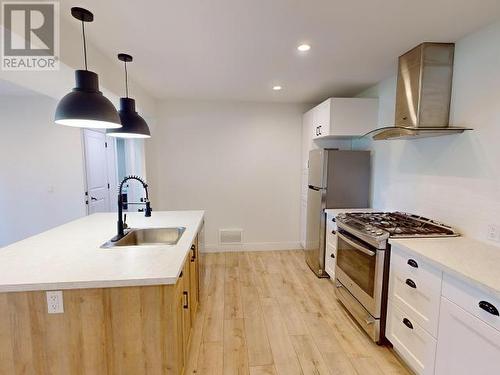 3953 Eagle Ridge Place, Powell River, BC - Indoor Photo Showing Kitchen