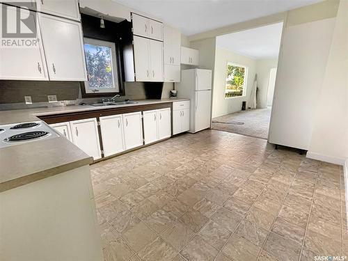 254 Central Avenue S, Swift Current, SK - Indoor Photo Showing Kitchen With Double Sink