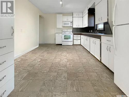 254 Central Avenue S, Swift Current, SK - Indoor Photo Showing Kitchen