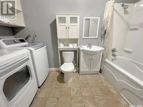 254 Central Avenue S, Swift Current, SK - Indoor Photo Showing Laundry Room