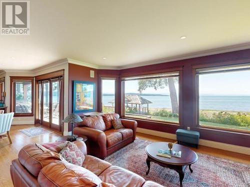 3623 Marine Ave, Powell River, BC - Indoor Photo Showing Living Room