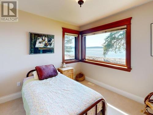 3623 Marine Ave, Powell River, BC - Indoor Photo Showing Bedroom