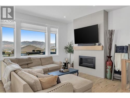 2160 Ensign Quay, West Kelowna, BC - Indoor Photo Showing Living Room With Fireplace