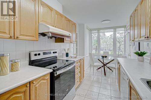 319 Grandview Way, Toronto (Willowdale East), ON - Indoor Photo Showing Kitchen