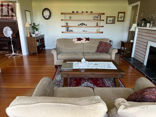 871 3 Avenue Ne, Salmon Arm, BC - Indoor Photo Showing Living Room With Fireplace