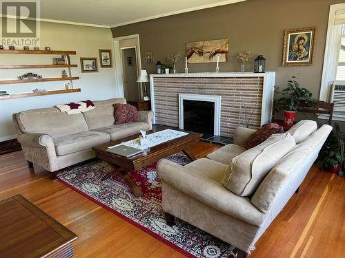 871 3 Avenue Ne, Salmon Arm, BC - Indoor Photo Showing Living Room With Fireplace