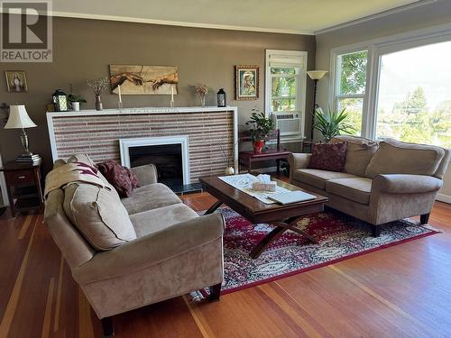 871 3 Avenue Ne, Salmon Arm, BC - Indoor Photo Showing Living Room With Fireplace