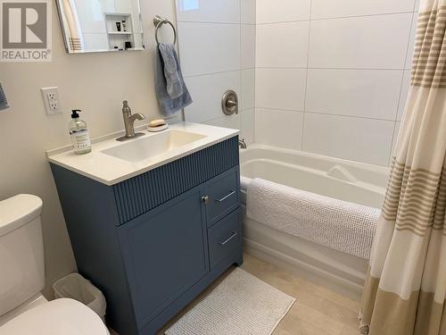 871 3 Avenue Ne, Salmon Arm, BC - Indoor Photo Showing Bathroom