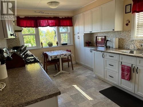 871 3 Avenue Ne, Salmon Arm, BC - Indoor Photo Showing Kitchen