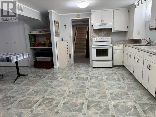 871 3 Avenue Ne, Salmon Arm, BC - Indoor Photo Showing Kitchen