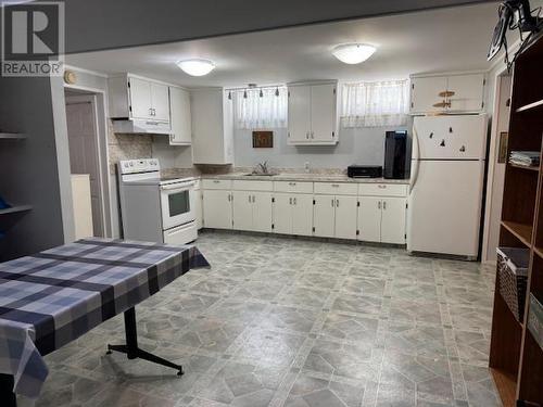 871 3 Avenue Ne, Salmon Arm, BC - Indoor Photo Showing Kitchen