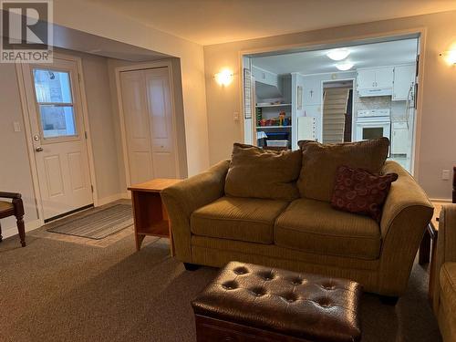 871 3 Avenue Ne, Salmon Arm, BC - Indoor Photo Showing Living Room