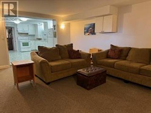 871 3 Avenue Ne, Salmon Arm, BC - Indoor Photo Showing Living Room