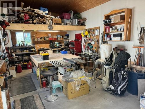 871 3 Avenue Ne, Salmon Arm, BC - Indoor Photo Showing Garage