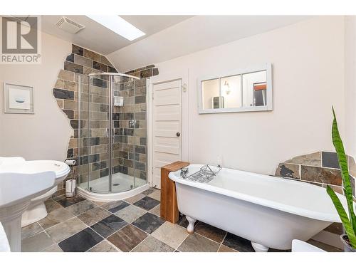 1550 15 Avenue Se, Salmon Arm, BC - Indoor Photo Showing Bathroom