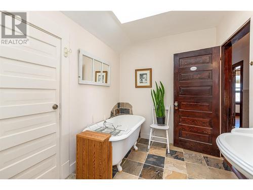 1550 15 Avenue Se, Salmon Arm, BC - Indoor Photo Showing Bathroom