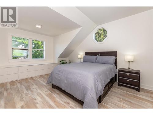 1550 15 Avenue Se, Salmon Arm, BC - Indoor Photo Showing Bedroom