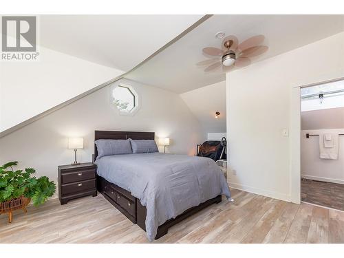 1550 15 Avenue Se, Salmon Arm, BC - Indoor Photo Showing Bedroom