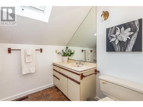 1550 15 Avenue Se, Salmon Arm, BC - Indoor Photo Showing Bathroom