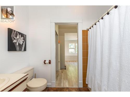 1550 15 Avenue Se, Salmon Arm, BC - Indoor Photo Showing Bathroom