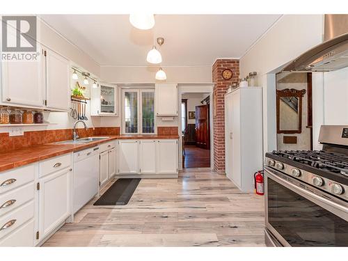 1550 15 Avenue Se, Salmon Arm, BC - Indoor Photo Showing Kitchen With Double Sink