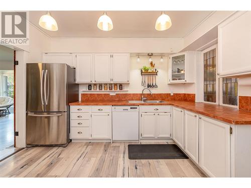 1550 15 Avenue Se, Salmon Arm, BC - Indoor Photo Showing Kitchen