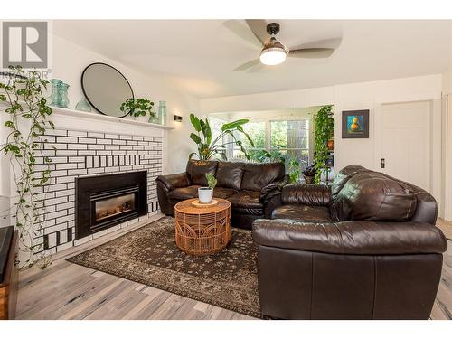 1550 15 Avenue Se, Salmon Arm, BC - Indoor Photo Showing Living Room With Fireplace