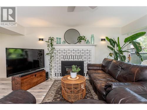 1550 15 Avenue Se, Salmon Arm, BC - Indoor Photo Showing Living Room With Fireplace