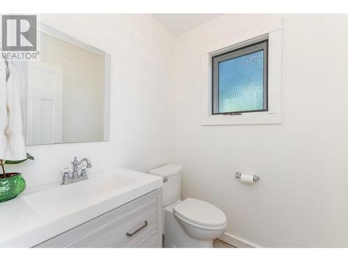 1550 15 Avenue Se, Salmon Arm, BC - Indoor Photo Showing Bathroom