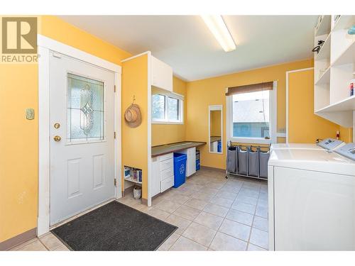 1550 15 Avenue Se, Salmon Arm, BC - Indoor Photo Showing Laundry Room