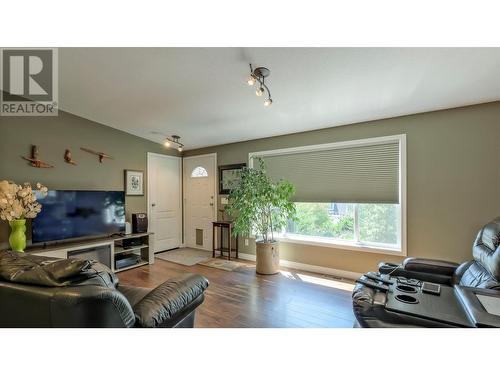 2550 Hollywood Road N Unit# 149, Kelowna, BC - Indoor Photo Showing Living Room