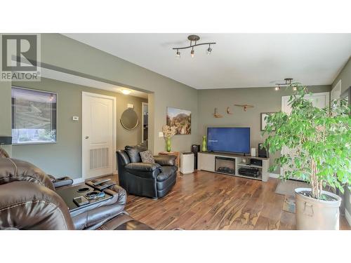 2550 Hollywood Road N Unit# 149, Kelowna, BC - Indoor Photo Showing Living Room