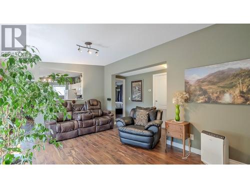 2550 Hollywood Road N Unit# 149, Kelowna, BC - Indoor Photo Showing Living Room