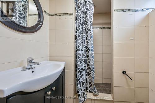 120 Cameron Avenue S, Hamilton (Bartonville), ON - Indoor Photo Showing Bathroom