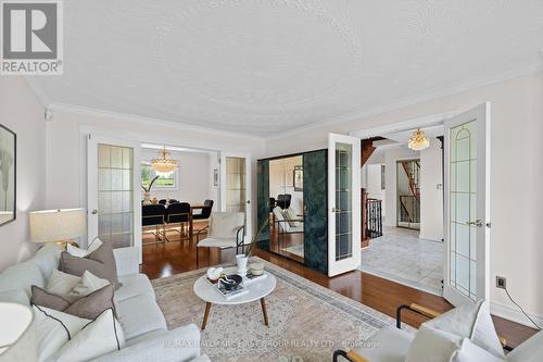 39 Lord Sydenham Court, Toronto, ON - Indoor Photo Showing Living Room