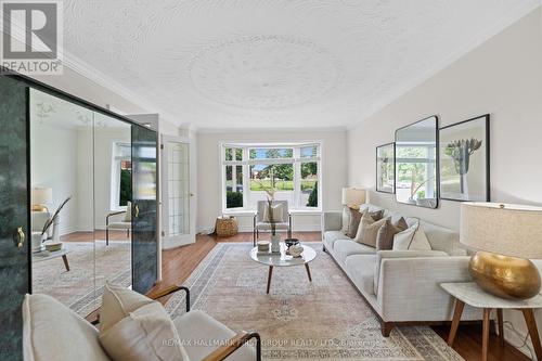 39 Lord Sydenham Court, Toronto, ON - Indoor Photo Showing Living Room