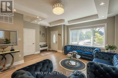 28 Innisdale Drive, Toronto (Wexford-Maryvale), ON - Indoor Photo Showing Living Room