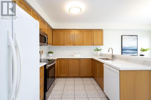 5958 Tenth Line, Mississauga (Churchill Meadows), ON - Indoor Photo Showing Kitchen With Double Sink