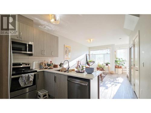 734 Kinnear Avenue Unit# 3, Kelowna, BC - Indoor Photo Showing Kitchen With Upgraded Kitchen