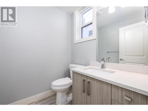 734 Kinnear Avenue Unit# 3, Kelowna, BC - Indoor Photo Showing Bathroom