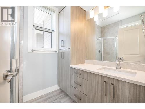 734 Kinnear Avenue Unit# 3, Kelowna, BC - Indoor Photo Showing Bathroom