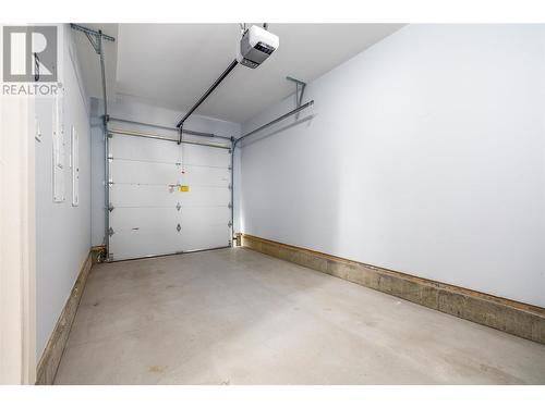 734 Kinnear Avenue Unit# 3, Kelowna, BC - Indoor Photo Showing Garage