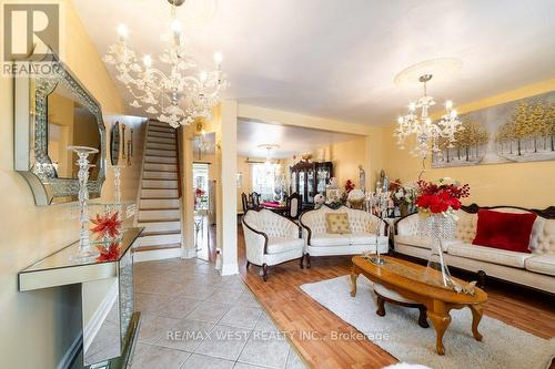 13 Rolyat Street, Toronto (Trinity-Bellwoods), ON - Indoor Photo Showing Living Room