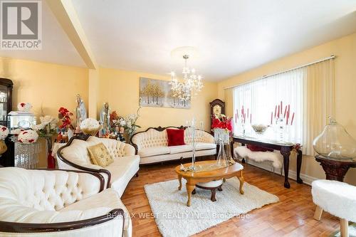 13 Rolyat Street, Toronto (Trinity-Bellwoods), ON - Indoor Photo Showing Living Room